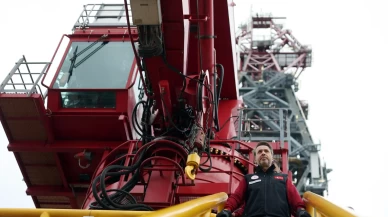 Abdülhamid Han Sondaj Gemisi’nde yoğun mesai! Bakan Bayraktar, gemi personeliyle buluştu