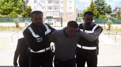 Anne cinayetinde acı gerçek: Oğlunu, kapısına gelen polise şikayet etmedi, 1 dakika sonra canından oldu