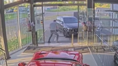 Galerisindeki lüks araçları kurtarırken polis şiddetiyle karşılaştı!