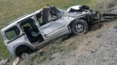 Sivas'ta şarampole devrilen hafif ticari aracın sürücüsü öldü