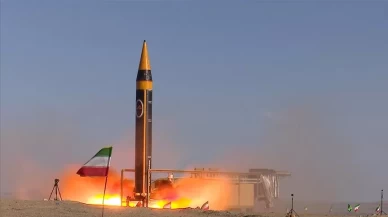 İran’dan askeri güç gösterisi! 1200 kilometre menzilli yeni balistik füzesini tanıttı