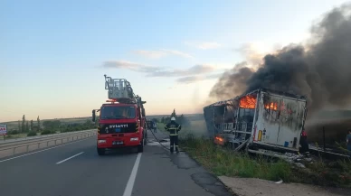 Çanakkale'de alkollü sürücünün kullandığı tır devrilip alev alev yandı