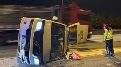 İzmit'te minibüs bariyere çarptı, sürücü hastaneye kaldırıldı