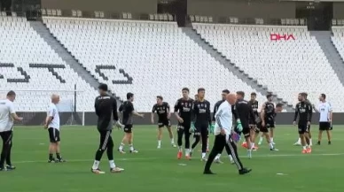 Beşiktaş, Adana Demirspor maçının hazırlıklarını taraftara açık idmanla sürdürdü
