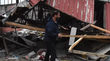 Van'da şiddetli rüzgar evlerin çatılarını uçurdu