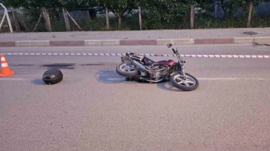 Çanakkale'de motosiklet trafik levhalarına çarptı