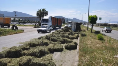 Saman yüklü kamyonet takla attı