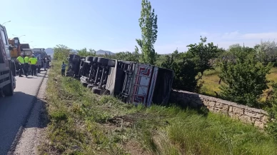 Afyonkarahisar'da angus taşıyan tır devrildi