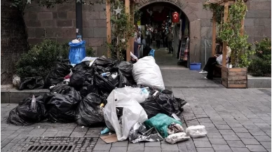 İzmir'de sokaklarda çöp dağları oluştu