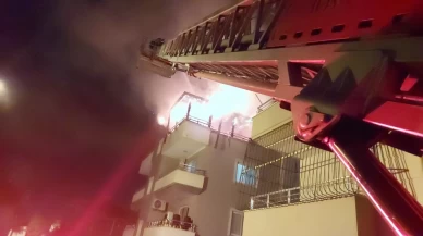 Dört katlı apartmanın en üst katı alev alev yandı!