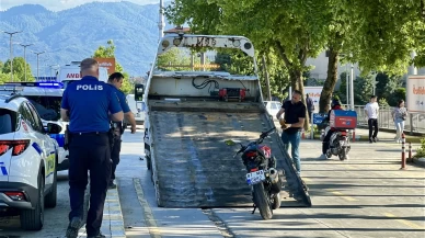 Motosikletin yayalara çarptığı kazada 3 kişi yaralandı