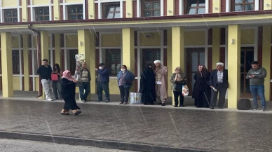 Aniden bastıran yağmur trafiği felç etti