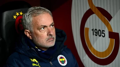 Galatasaray tribünlerinden Jose Mourinho’ya pankart