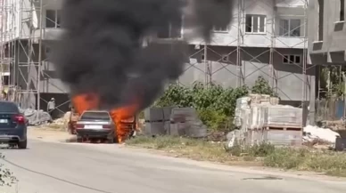 Mardin'de park halindeki otomobil alev topuna döndü