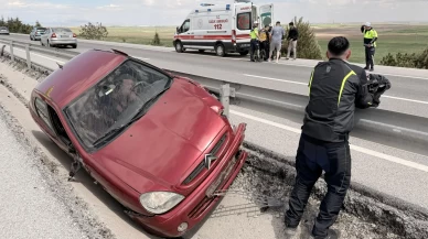 Araç refüje savruldu, sürücü hayatını kaybetti