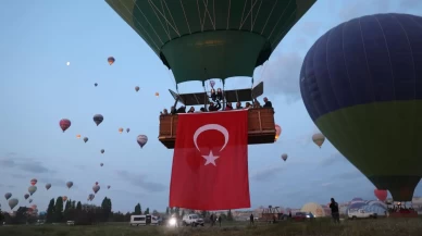 Kapadokya'da gökyüzünde 19 Mayıs coşkusu