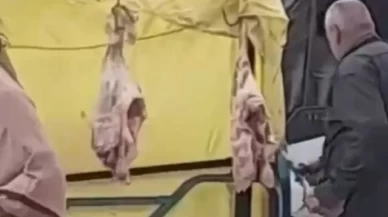 Adana’da sokakta açıkta satılan et sosyal medyada gündem oldu