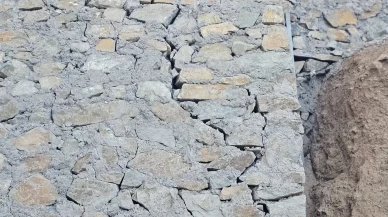 Bir yıl önce yapılan duvar çatladı mahallede korku