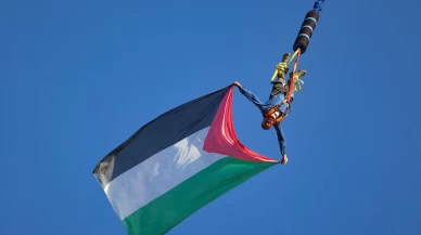 Kocaeli'de yerden 70 metre yükseklikte Filistin bayrağı açıldı