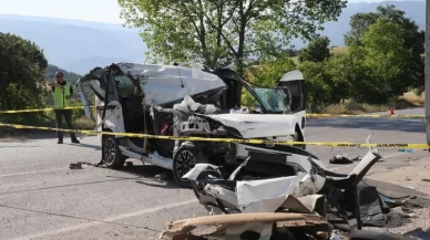 Kamyon park halindeydi! Çarpan araçta 2 kişi can verdi