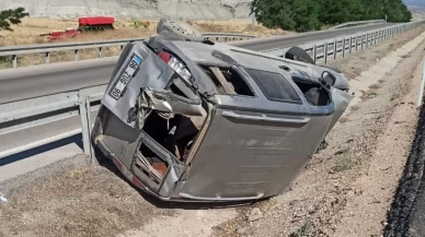 Ankara'da lastiği patlayan araç takla attı