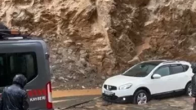 Kayseri'de heyelan: Mahsur kalan araçlar kurtarıldı