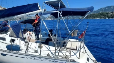 Yelkenli teknede 2 göçmen kaçakçısı ve 38 düzensiz göçmen yakalandı