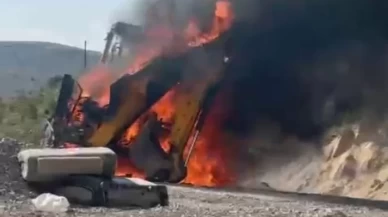 Malatya'da iş makinesi alev alev yandı