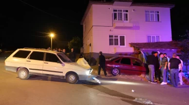 Kırıkkale'de iki otomobil kafa kafaya çarpıştı: 3 yaralı