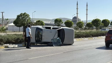 Sivas'ta otomobil takla attı: 2 kişi yaralandı
