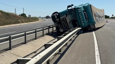 Tır devrildi: Sürücü refüje savruldu