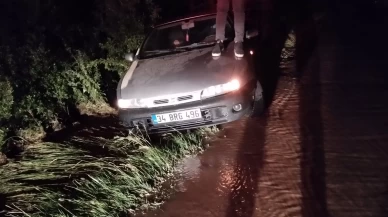 Su borusu patladı: Sürüklenen araçtaki sürücü mahsur kaldı