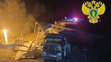 Rusya'da köprü çöktü, tren raydan çıktı