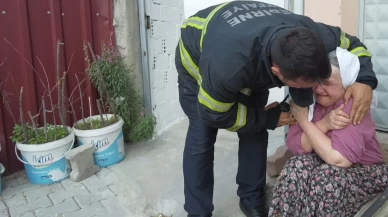 Kardeşinin evi yanan yaşlı kadını, itfaiye eri sarılarak teselli etti