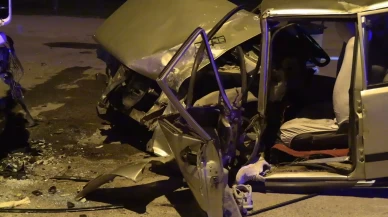 Park halindeki tıra çarpan otomobil hurdaya döndü: 1 yaralı