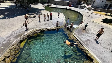 Diyarbakır'da çocuklar serinlemek için süs havuzuna girdiler
