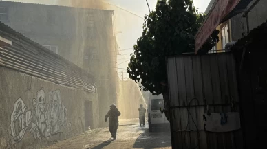 İzmir'de metruk binanın bahçesinde başlayan yangın ev ve iş yerlerine sıçradı