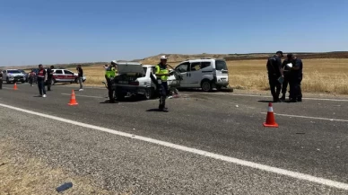 Hafif ticari araç ve otomobil çarpıştı!