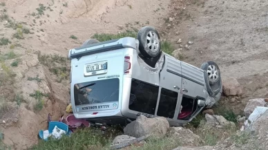 Başkale'de kamyonet dereye uçtu: 2 yaralı