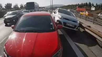 Trafikte duran araca arkasındaki otomobil çarptı