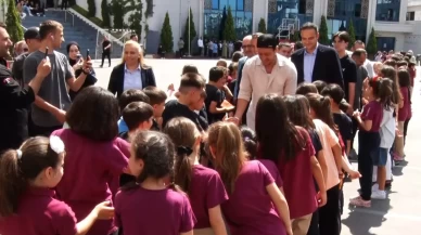 Mesut Özil öğrencilerle buluştu