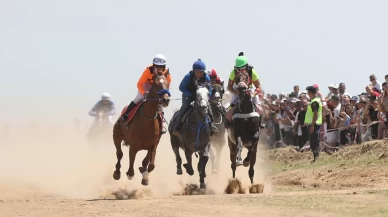 Kırklareli'nde yağlı güreşler kapsamında at yarışları düzenlendi