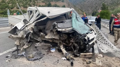 Gümüşhane-Trabzon yolunda kamyonet bariyerlere çarptı: 1 ölü, 3 yaralı