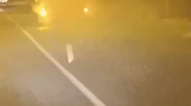 Seyir halindeyken alev alan kamyon yola devam etti: O anlar kameralarda