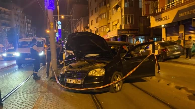 Alkollü sürücü tramvay yoluna daldı: 2 yaralı