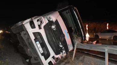 Kırıkkale'de devrilen tırın sürücüsü yaralandı