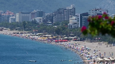 Antalya'da bunaltıcı sıcaklar sahilleri doldurdu