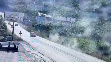 Düzce'de otomobilin ağaçlık alana devrildiği kaza anı güvenlik kamerasında