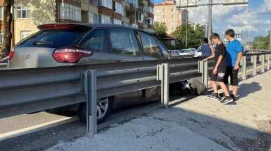 D-100'de otomobil bariyerlere çarptı