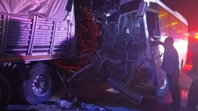 İşçi servisi park halindeki tıra çarptı